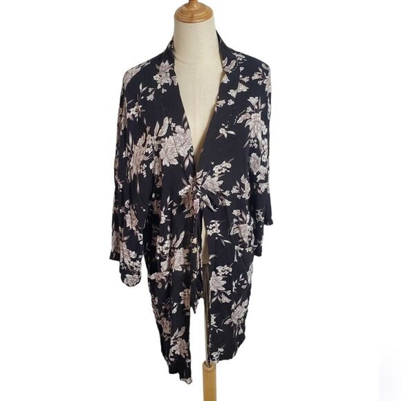 Spiritual Gangester Black and White Floral Kimono Robe - Picture 1 of 8